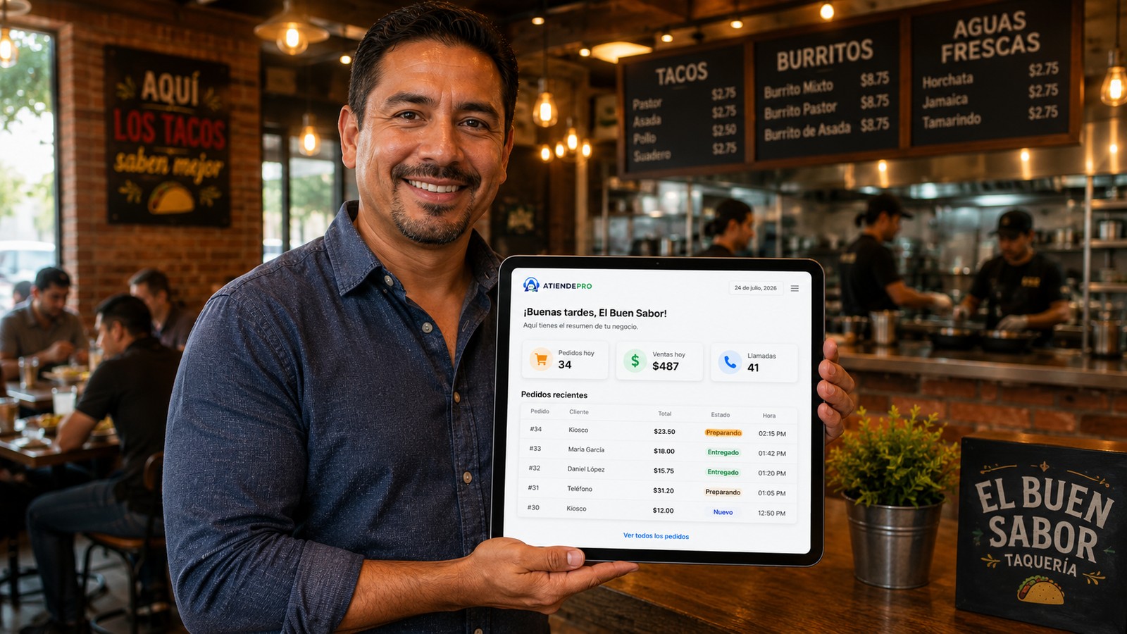 Dueño del restaurante revisando el panel en su tablet
